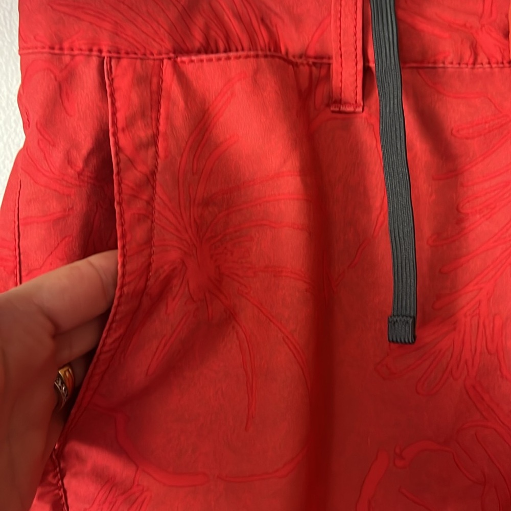 Tommy Bahama Red & Grayish Patterned Relax Shorts- waist 30 - Picture 4 of 6